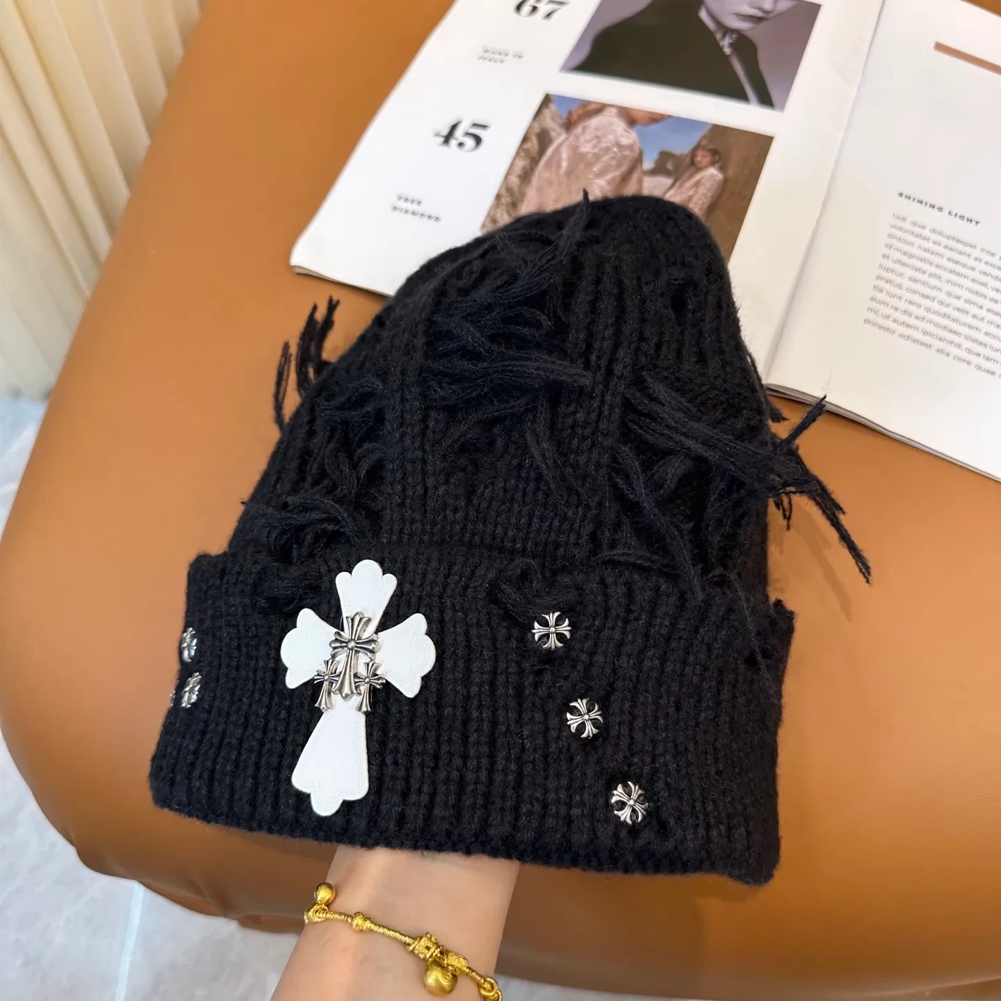 P60 🤍Chrome hearts new autumn and winter cross knitted hat🧶 One of the must-have hats in autumn and winter~ It really looks good on whoever wears it~, it is also a perfect match in black and white and gray in autumn~